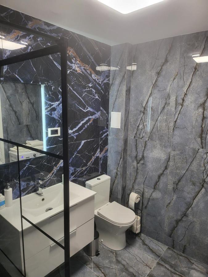 Apartament Bloc Nou - Self Check In - Free Parking クラヨーヴァ エクステリア 写真